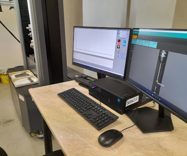 Zkušebna - Trhací stroj TESTOMETRIC XFS500